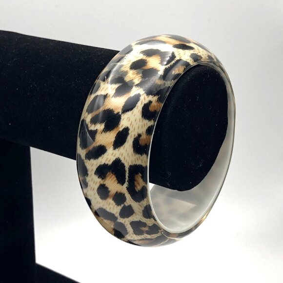 Leopard print wide bangle bracelet – chunky acrylic lucite style animal print - Picture 8 of 9